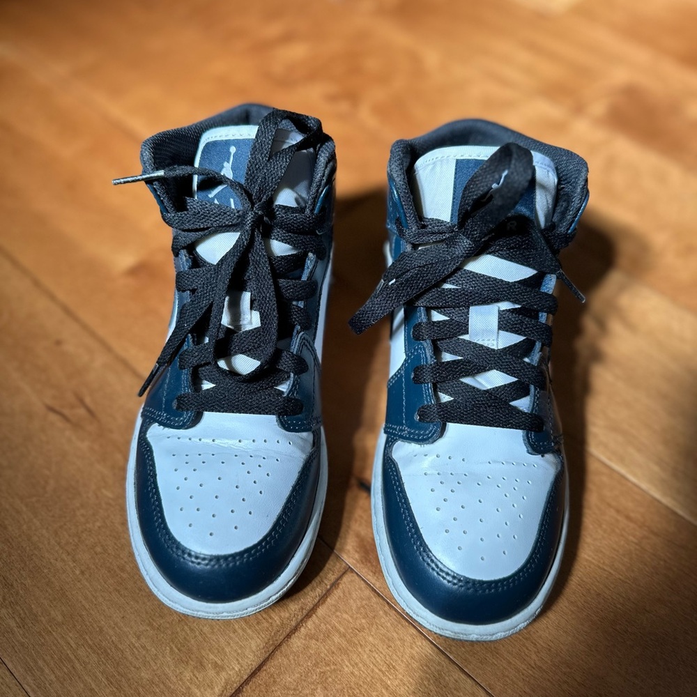 Nike Air Jordan 1 Mid Gs Armory
Navy Size 3.5Y GREAT CONDITION